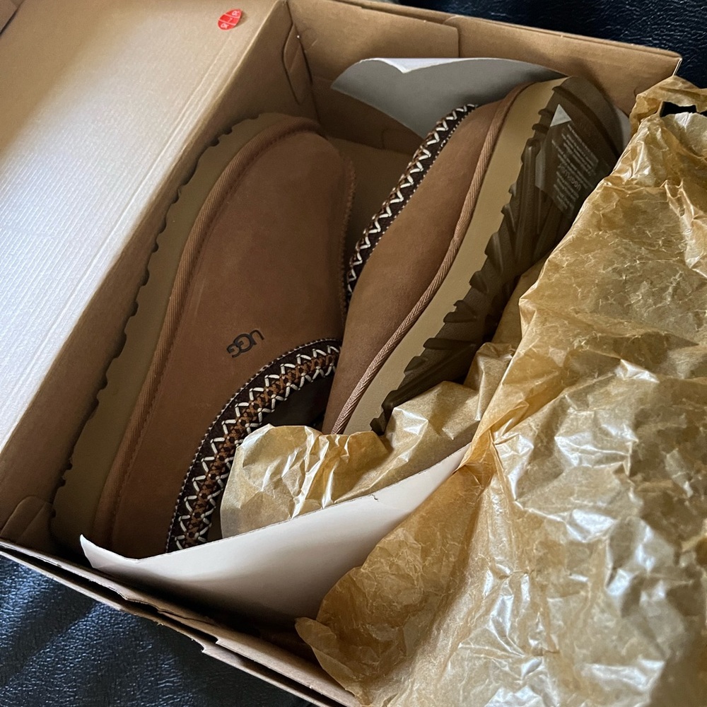 womens ugg slippers size 7!